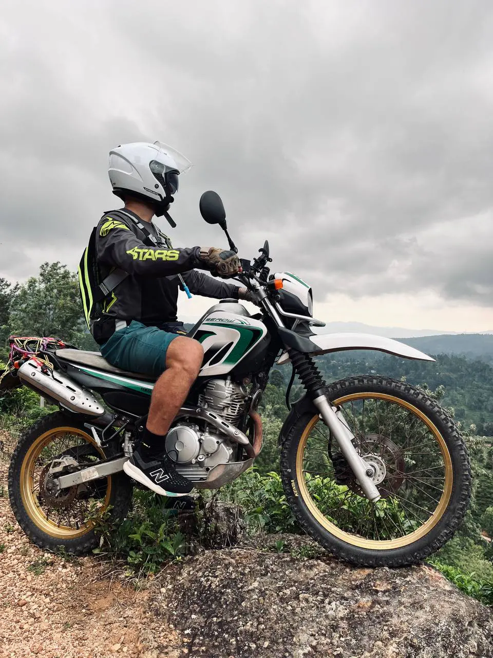 Honda CRF на горном обрыве — эндуро маршрут Дананг